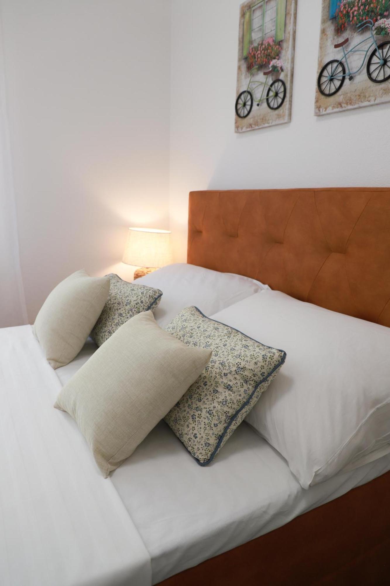 Holiday Apartments Ivano & Leo - Private Parking Zadar Exterior photo