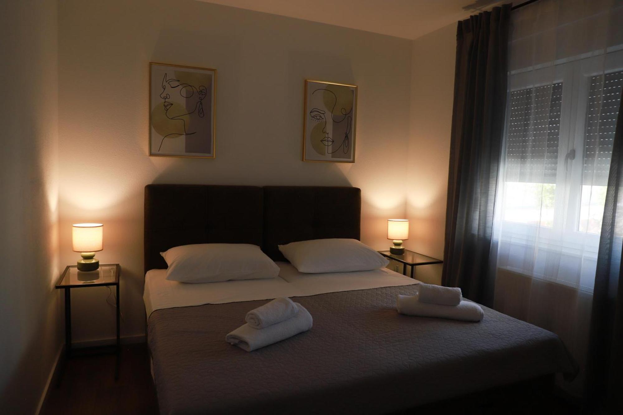 Holiday Apartments Ivano & Leo - Private Parking Zadar Exterior photo