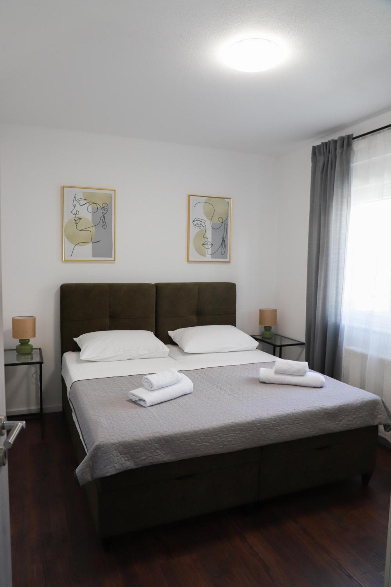 Holiday Apartments Ivano & Leo - Private Parking Zadar Exterior photo
