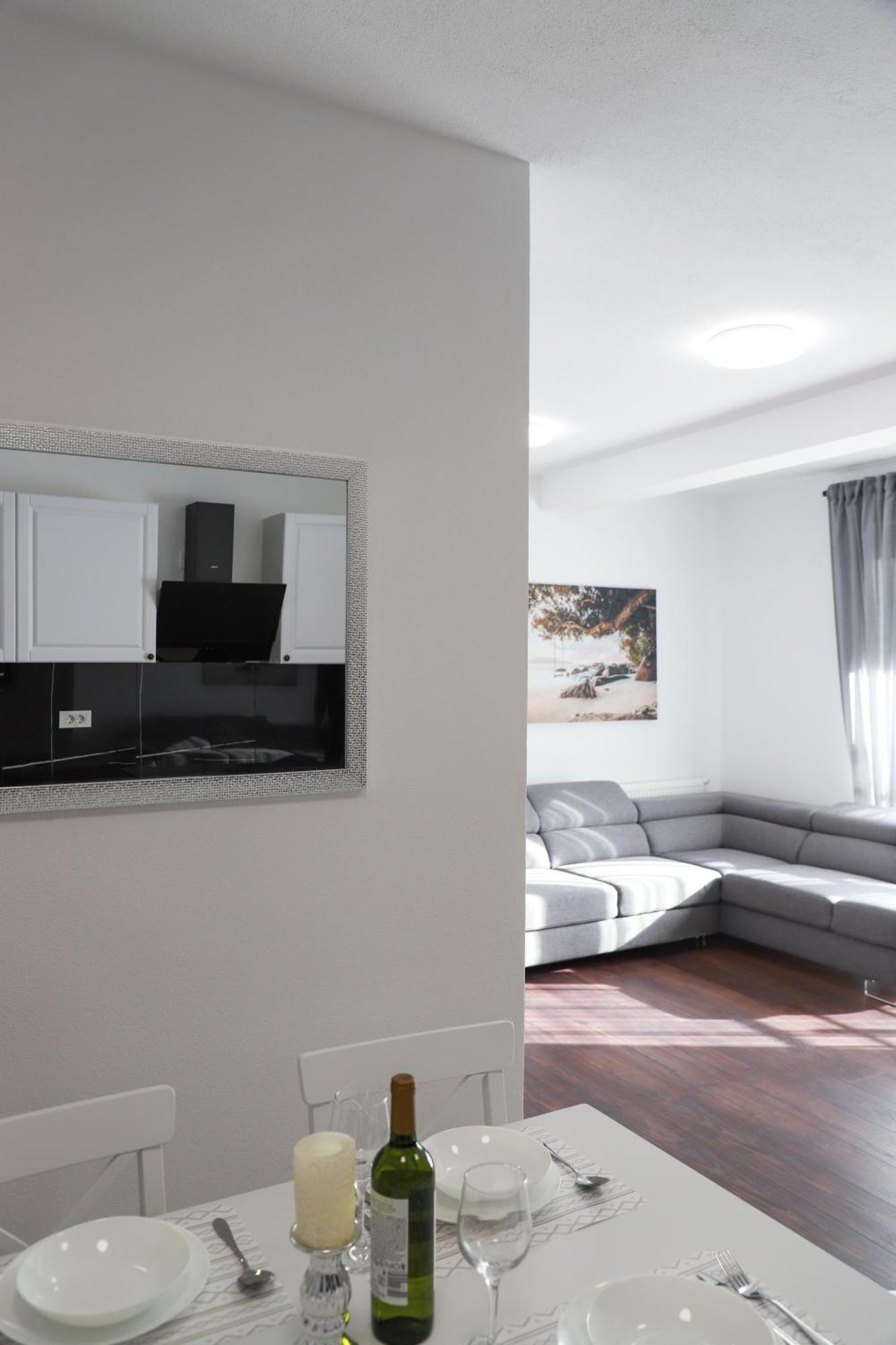 Holiday Apartments Ivano & Leo - Private Parking Zadar Exterior photo