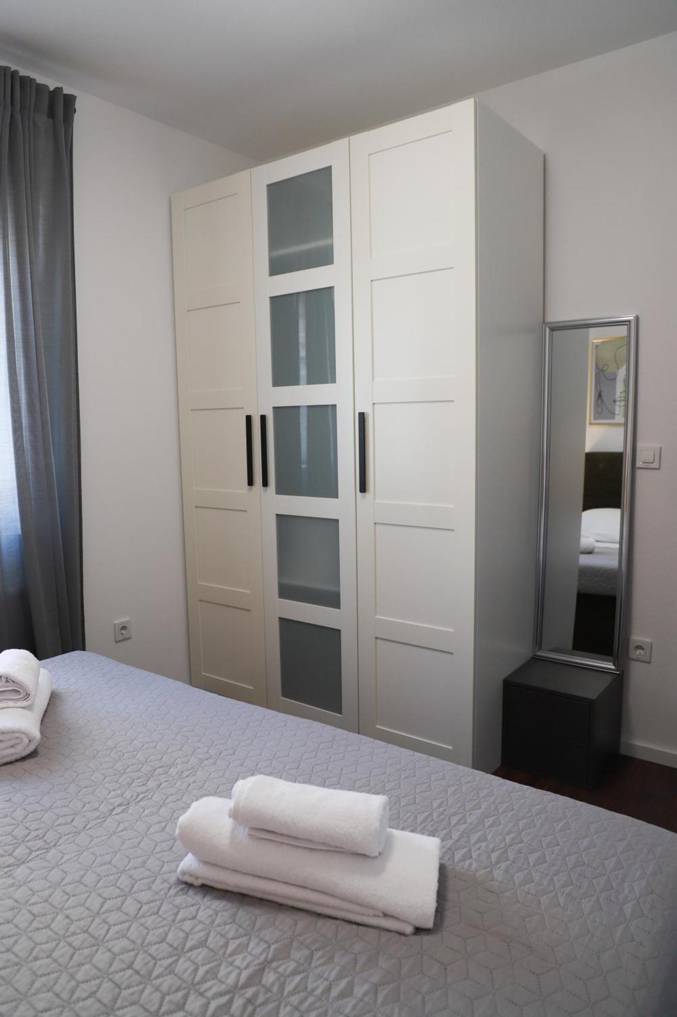Holiday Apartments Ivano & Leo - Private Parking Zadar Exterior photo